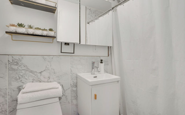 Easy Access to Nyc! Sleek Suburban Apartment