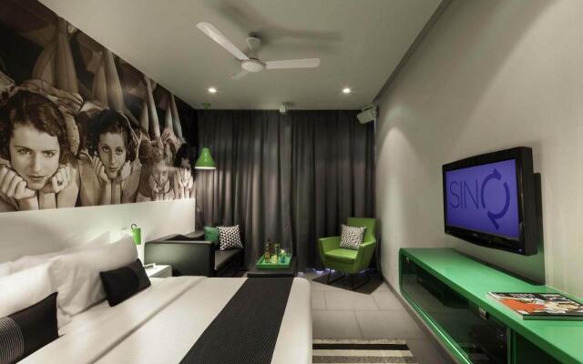 SinQ Party Hotel