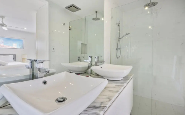 Essence House - 4 Bedroom Holiday Home
