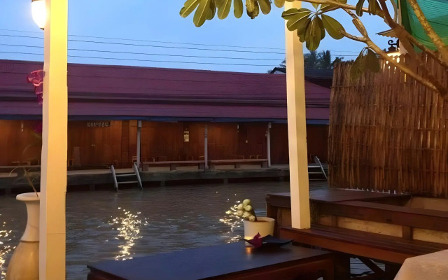 At Casa Guesthouse Amphawa