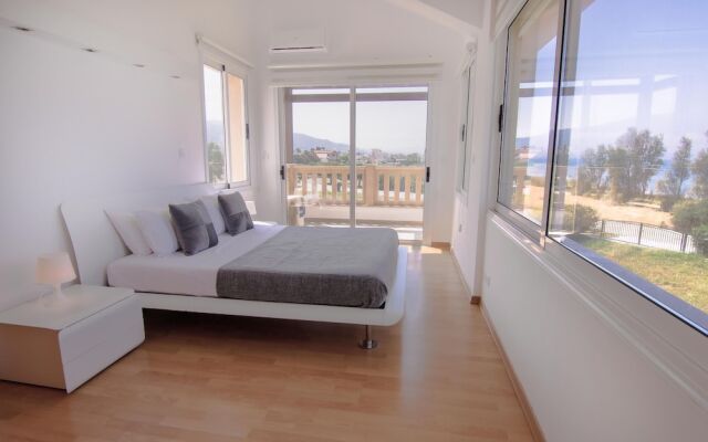 Phaedrus Living: Beachfront Villa Thalassa