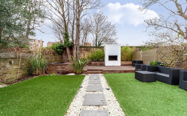 Beautiful & Spacious Flat with Patio