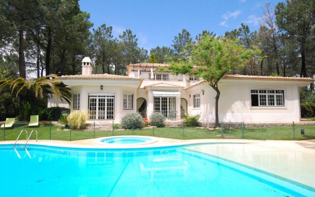 Luxurious Villa in Quinta do Conde with Private Terrace