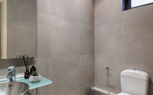 Eos Urban Villa by UPSTREET
