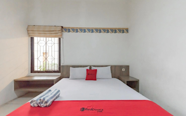 RedDoorz near Alun-alun Kota Sukabumi – Guest Rooms – Sukabumi
