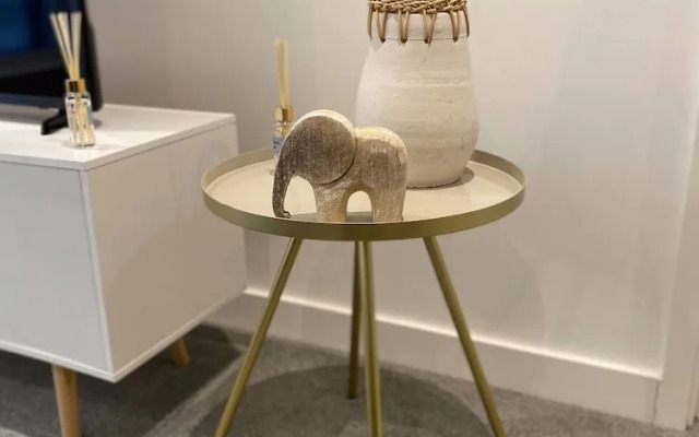 Lakeside - Central Apartment - Free Parking - Cinema Room