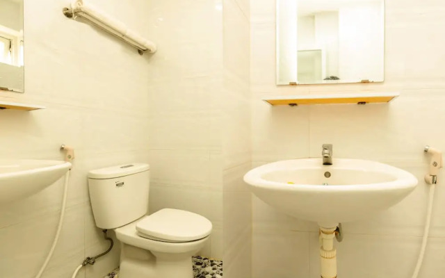 Hoang Truong Hotel by OYO Rooms