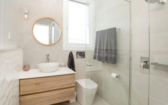 Unwind - Pet Friendly - 1 Min Walk to Beach