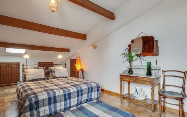 Cosy Apartment in Vachères With Private Garden