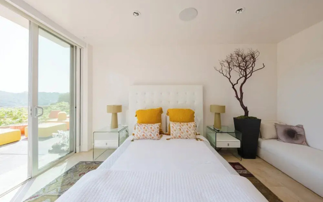 Zen Estate - Luxurious 5BR Beverly Hills Sanctuary With Pool & Canyon Views