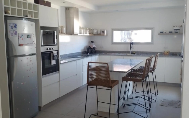 Casa Amplia, Luminosa con Parrilla!