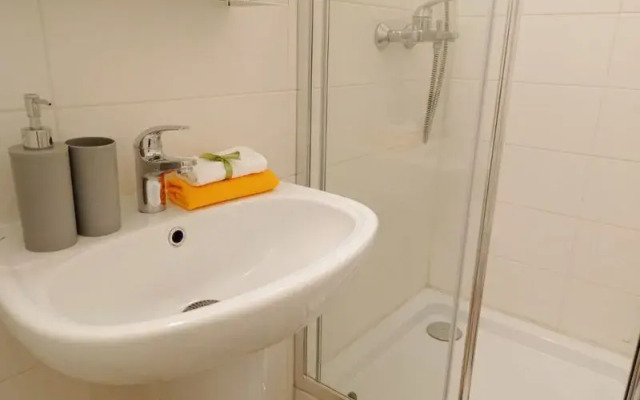 Апартаменты Лора Хоум Варшавское шоссе, д. 141 корпус 6