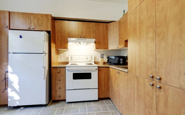Large three bedroom next to the Bell Center by Hometrotting