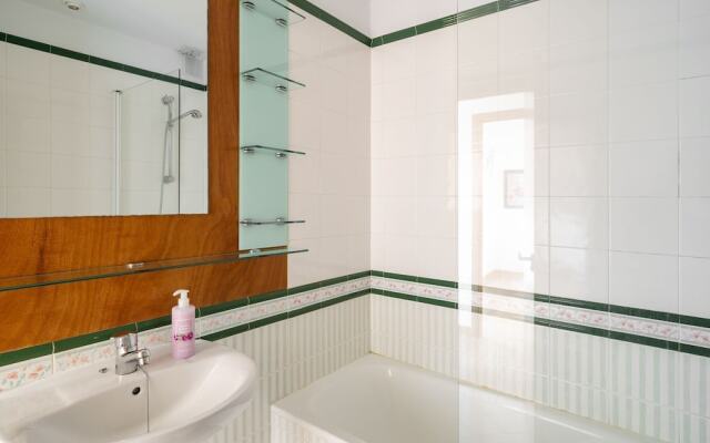 Classy Holiday Home With Swimming Pool, Garden, Bbq, Parking