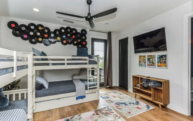 Chic Townhome for 10 W/rooftop