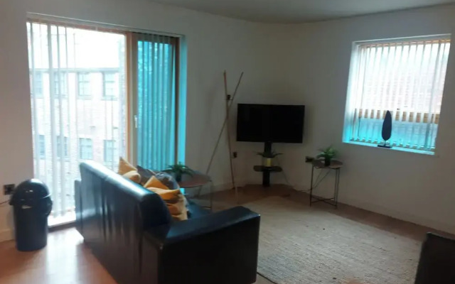 Modern 2-bed Apartment -12 Min Walk to Centre
