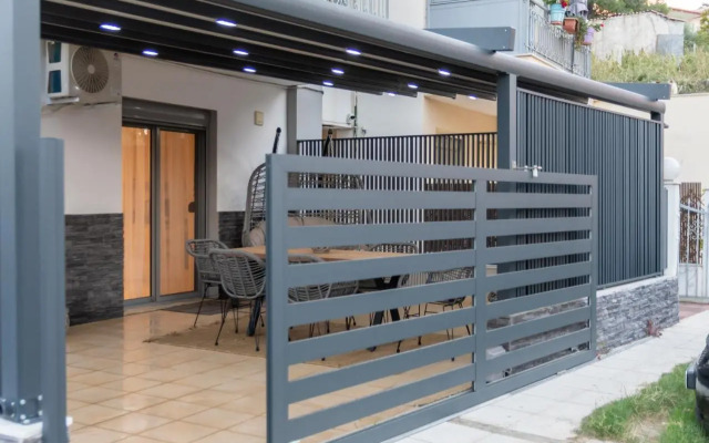 SithoniaRS Luxury Ground Floor Apartment With Private Garden