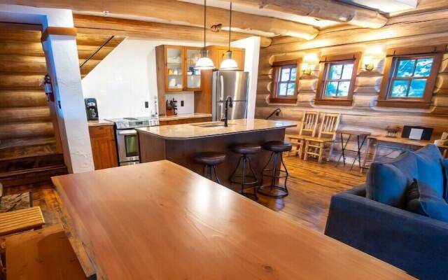 Snow Creek Cabins by Fernie Lodging Co.