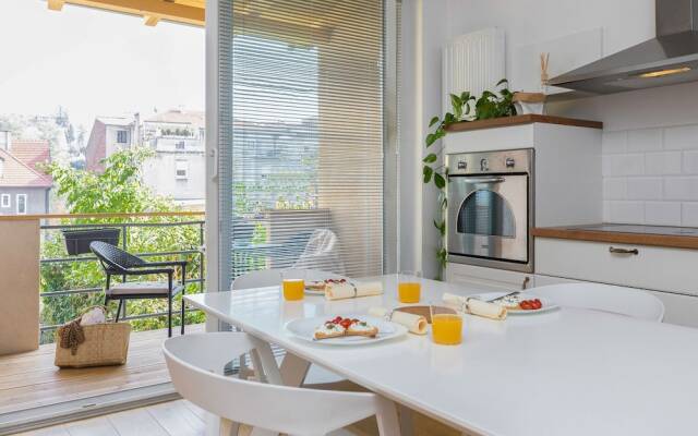 2BDR Design Apartment with Beautiful Terrace View