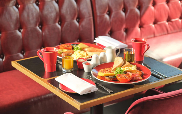 Radisson RED London Gatwick Airport