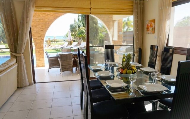 SeaFront Oceanus H3 by Ezoria Holiday Rentals