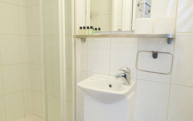 Quiet and Convenient Studio for 2 in London