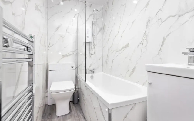 JOIVY Charming 2-Bed Flat Near City Centre W/ Desk