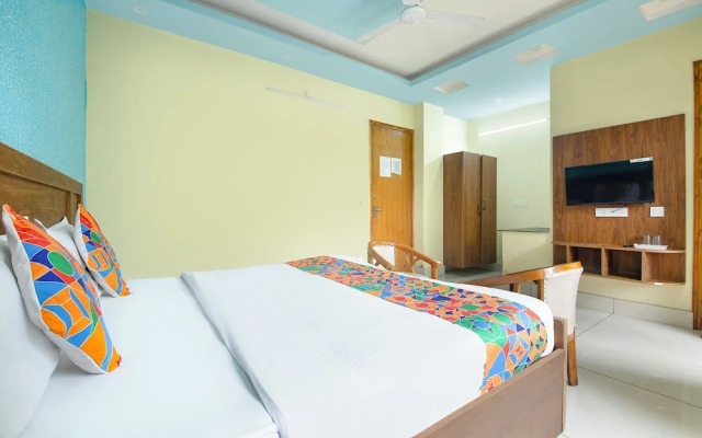 Fabhotel Crestwood Inn