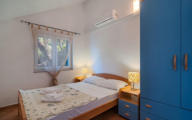 Beautiful Home in Zarace With 4 Bedrooms and Wifi