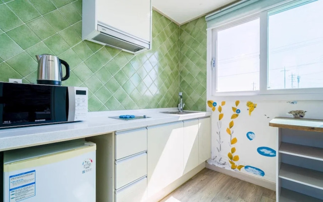 Jeju Byeoleuldameunbaramarae Pension