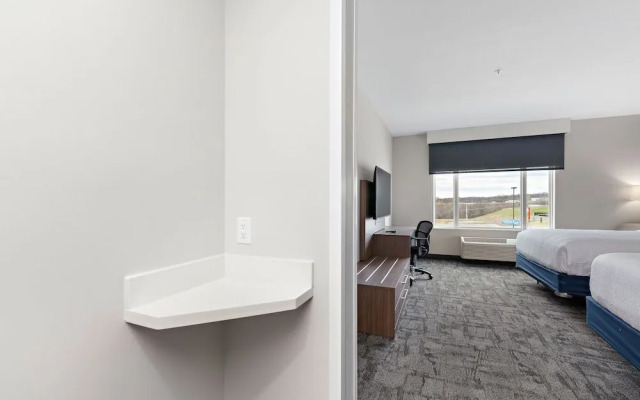 Holiday Inn Express Kansas City North Parkville An IHG Hotel