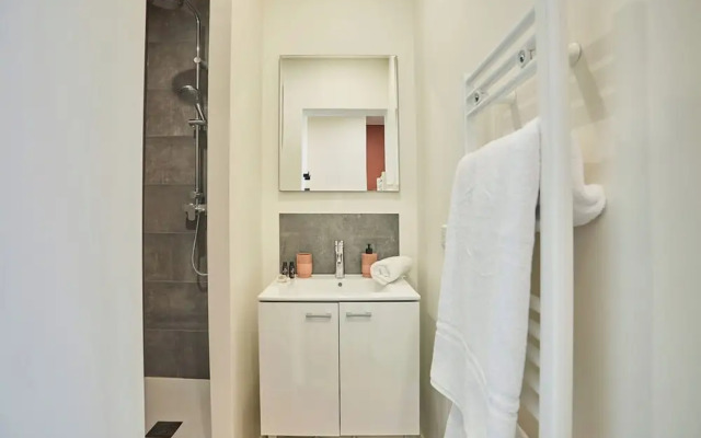 Apartment in the Center of Paris/montmartre