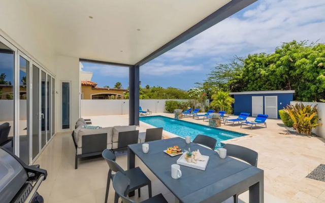 Modern Spacious 4br3ba w Pool Close to Beach