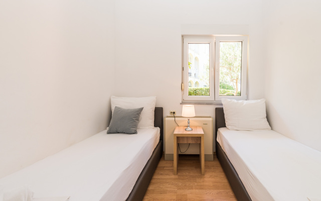 Apartment Angie 220m From the Beach