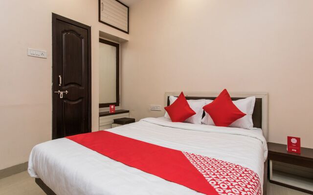 OYO 12161 Hotel Madhur Inn