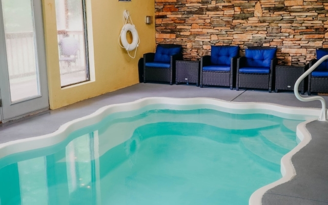 4BR Cabin w Private Pool & Hot Tub