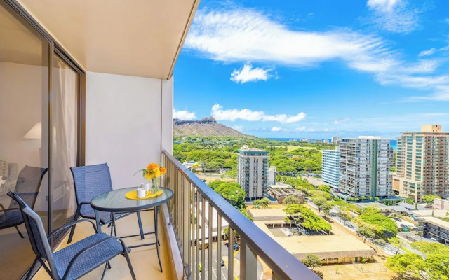 Waikiki Sunset Close to Beach with Parking