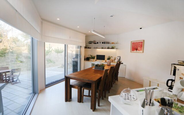 Runway Guesthouse - Hostel