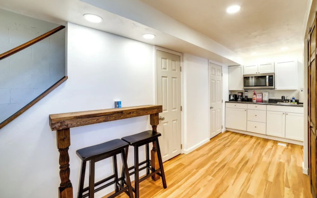 3 Mi to Downtown: Pittsburgh Home w/ Balcony!