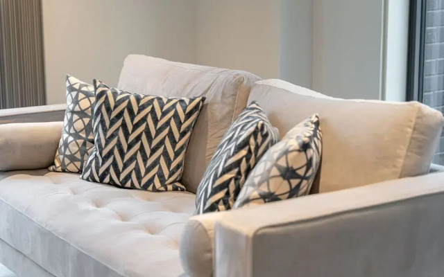 Luxury 2-bedroom Apartment in St Martin s Place BMH