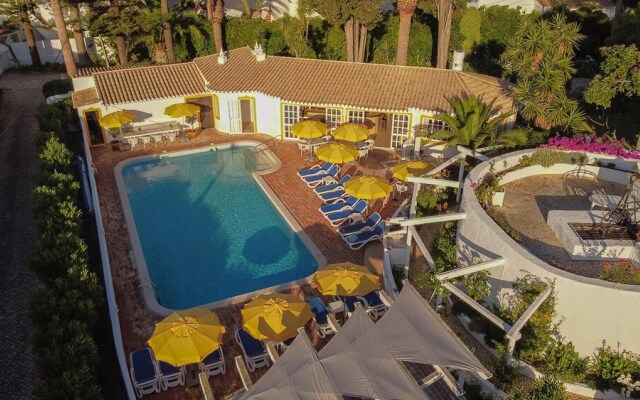 1 Bed House - Sleeps 2 - Pool - Parking - Wifi