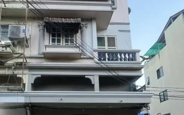 Kingbed ,rftop ,near train station ,3km ThaPae rd.