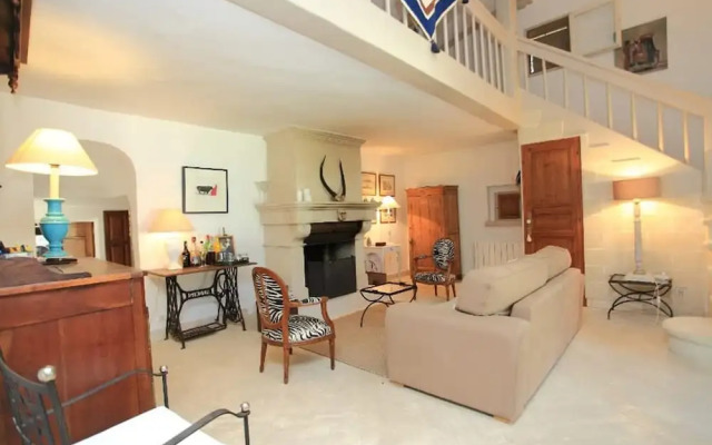 Provencal Villa in the Heart of the Luberon Scrubland