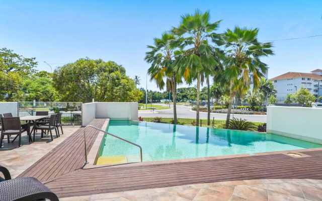 Belle Escapes - 404 The Edge Penthouse with Water Views