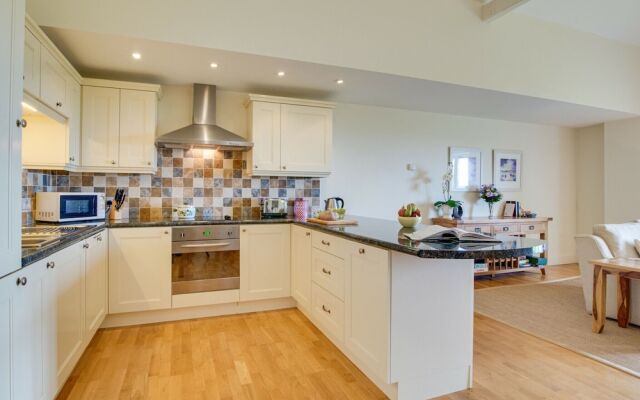 Lovely Holiday Home in Edmonton With Garden