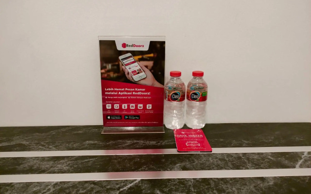 OYO 1957 Riverside Residence