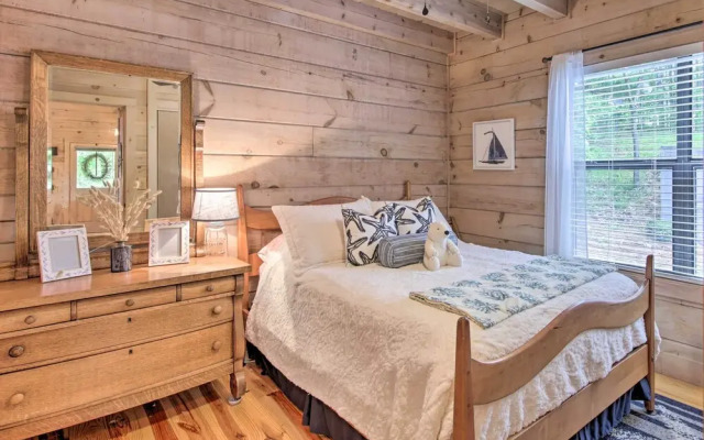 Treetop Hideout w/ Long-range Mountain Views!