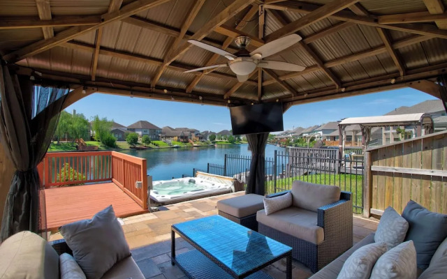 Lakeview Mansion A Chic Estate