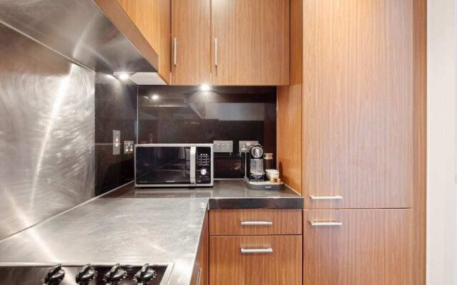 Lovely 1bed W/balcony on the River Thames