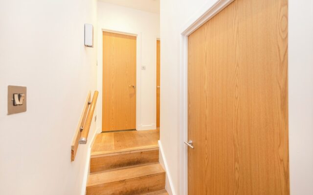JOIVY Quiet Mews Street Apartment in the Heart of Edinburgh
